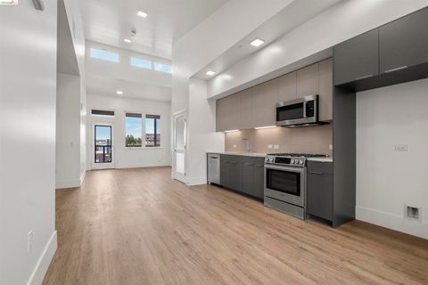 Photo of 1545 32nd St St #314, Oakland, CA 94608 (MLS # 41128938)