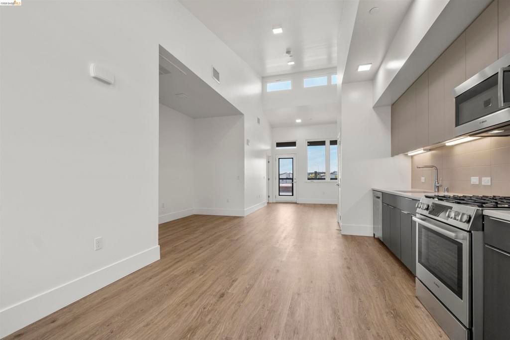 Photo of 1545 32nd St St #314, Oakland, CA 94608 (MLS # 41128938)