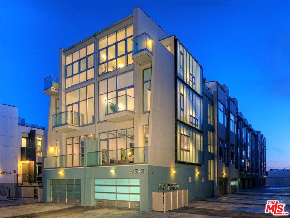 Elevating the beach vibe, R1 Living is a unique urban project located in the emerging Marina Arts District. The community features a boutique collection of architecturally diverse townhomes that bring the Abbot Kinney/Venice feel to this Marina Del Rey neighborhood. Featuring contemporary architecture, each home offers stunning water and mountain views from private rooftop patios as well as private three- or four-car garages.