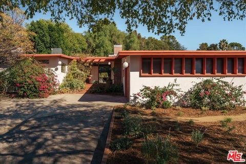 Photo of 10848 Plainview Avenue, Tujunga, CA 91042 (MLS # 26102385)