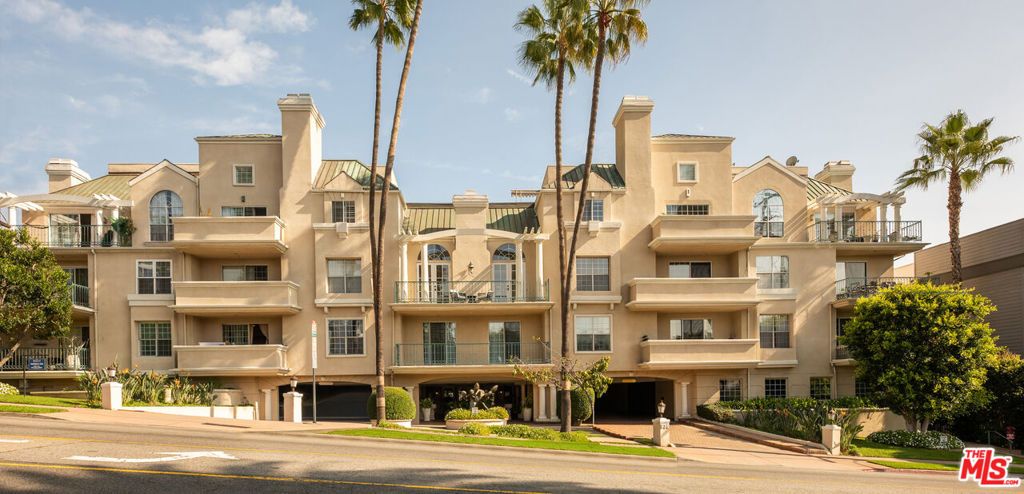 Photo of 930 N Doheny Drive #305, West Hollywood, CA 90069 (MLS # 25616157)