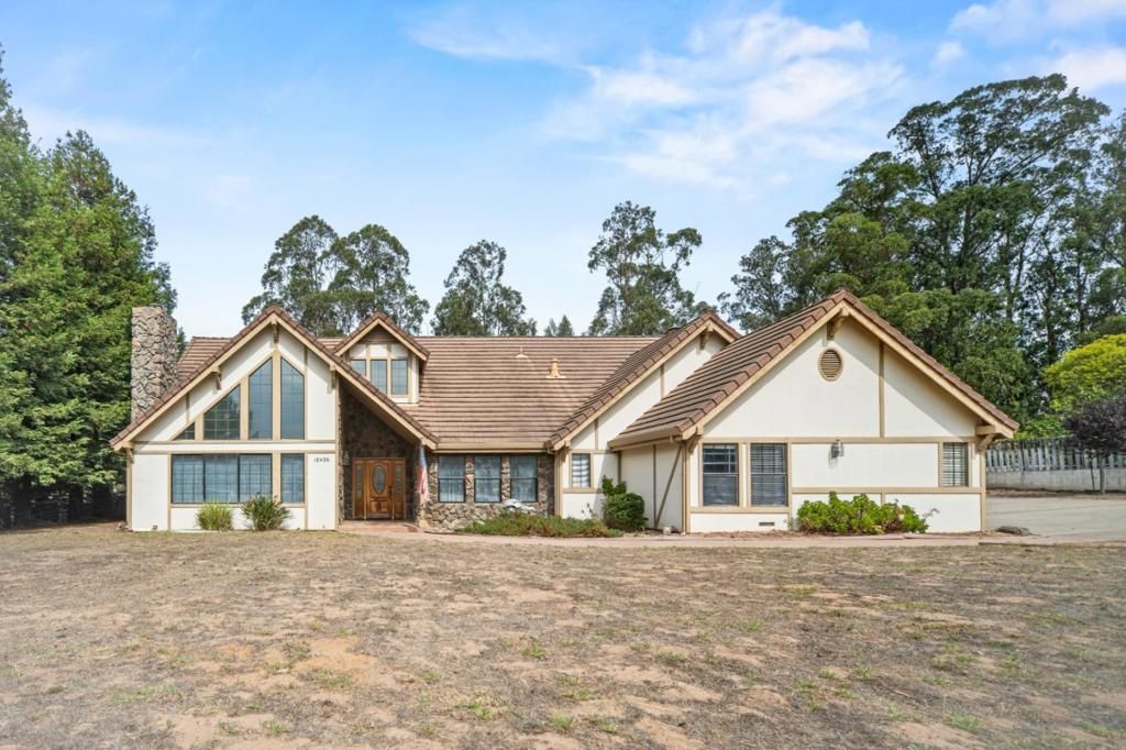Photo of 18426 Meadow Ridge Road, Salinas, CA 93907 (MLS # ML82024803)