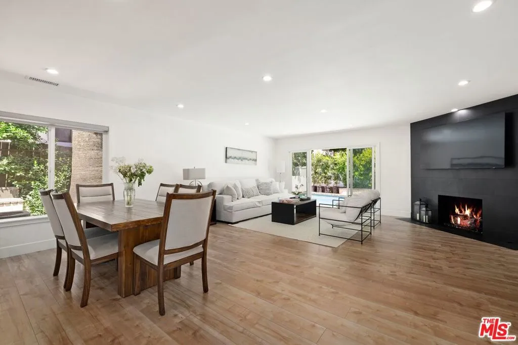 Encino, California 91436, United States, 3 Bedrooms Bedrooms, ,3 BathroomsBathrooms,Residential,Active,185820