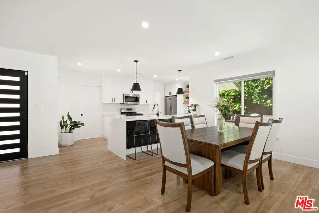 Encino, California 91436, United States, 3 Bedrooms Bedrooms, ,3 BathroomsBathrooms,Residential,Active,185820