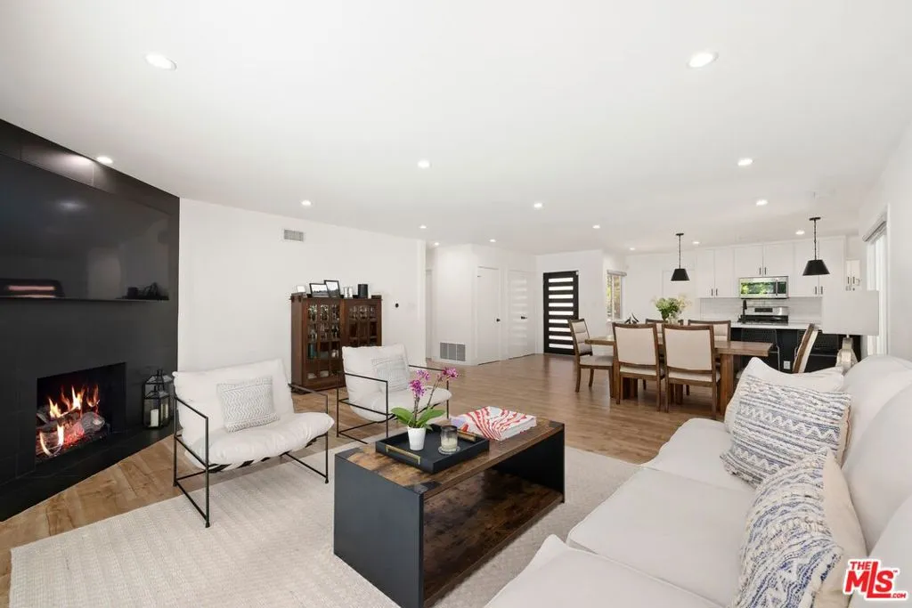 Encino, California 91436, United States, 3 Bedrooms Bedrooms, ,3 BathroomsBathrooms,Residential,Active,185820