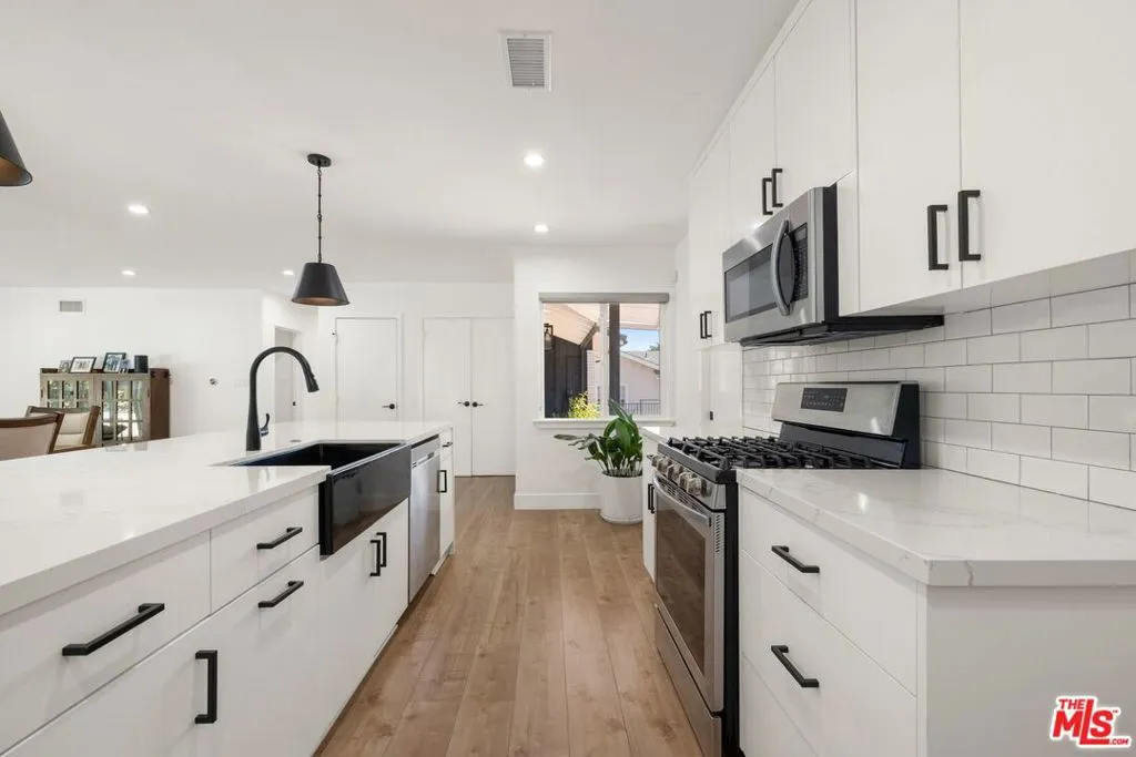 Encino, California 91436, United States, 3 Bedrooms Bedrooms, ,3 BathroomsBathrooms,Residential,Active,185820