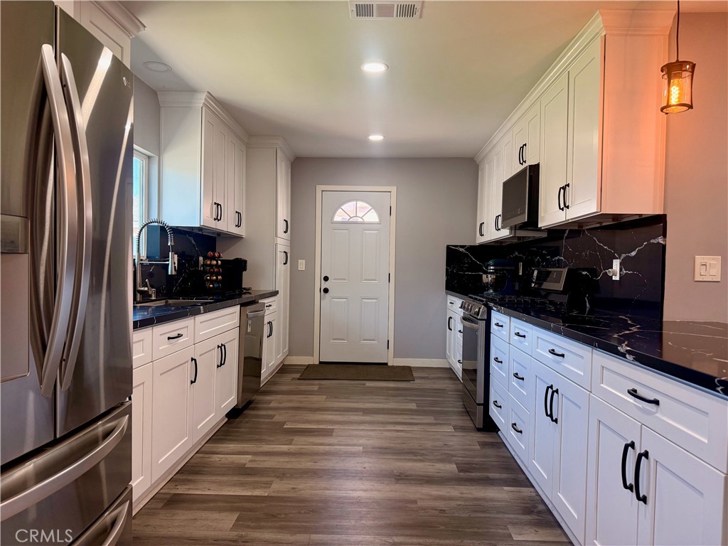 6086 W Myra