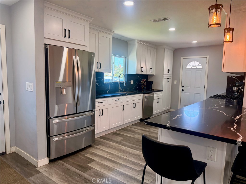 6086 W Myra