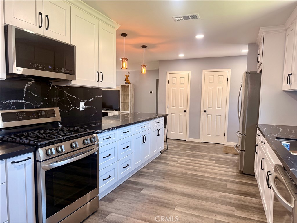 6086 W Myra