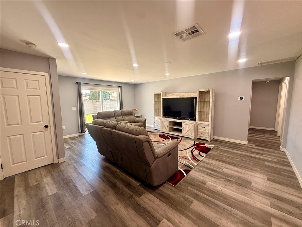 6086 W Myra