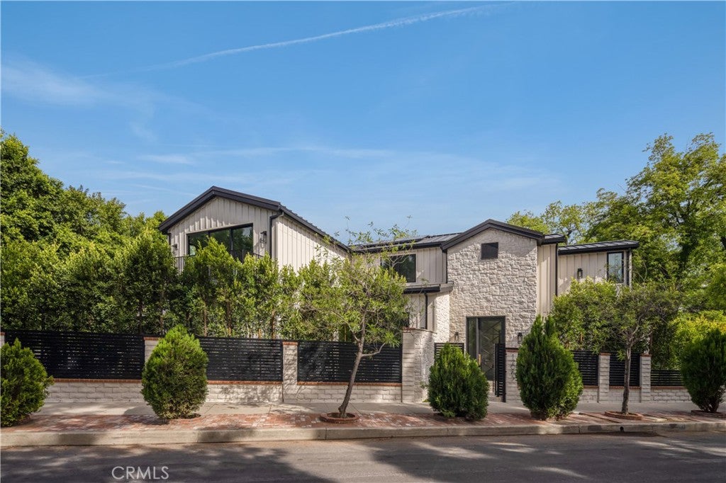 Photo of 12085 Valleyheart Drive, Studio City, CA 91604 (MLS # SR26091701)