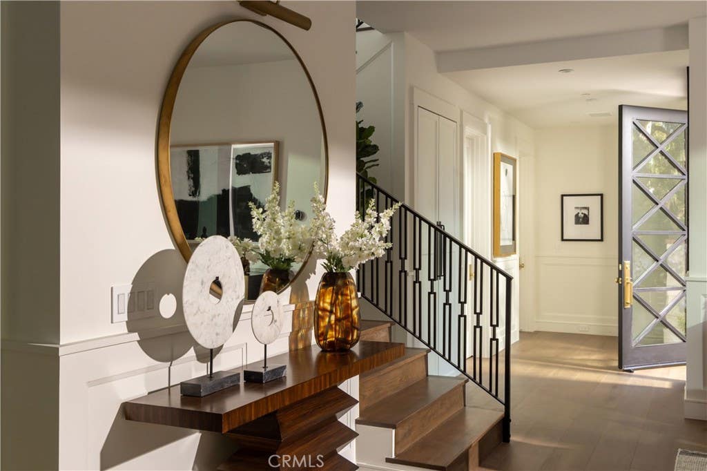 Photo of 12085 Valleyheart Drive, Studio City, CA 91604 (MLS # SR26091701)