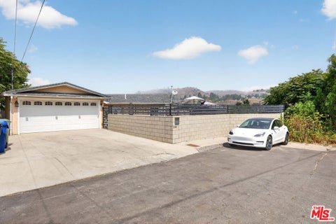 Photo of 11029 Eldora Avenue, Sunland, CA 91040 (MLS # 26855229)