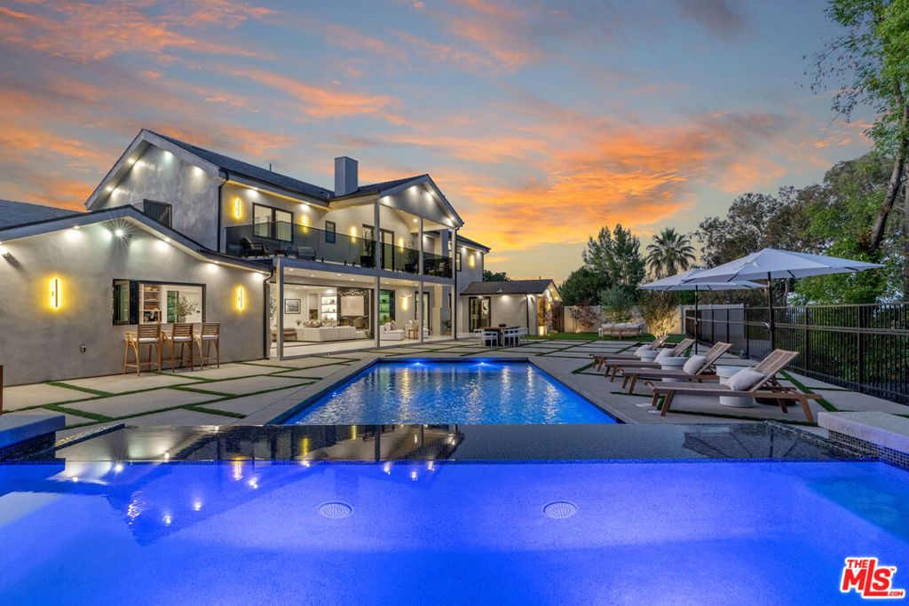 Photo of 5036 Shirley Avenue, Tarzana, CA 91356 (MLS # 25612081)