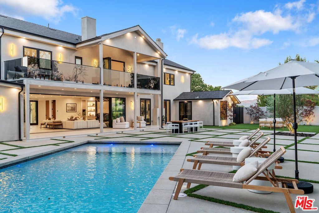 Photo of 5036 Shirley Avenue, Tarzana, CA 91356 (MLS # 25612081)