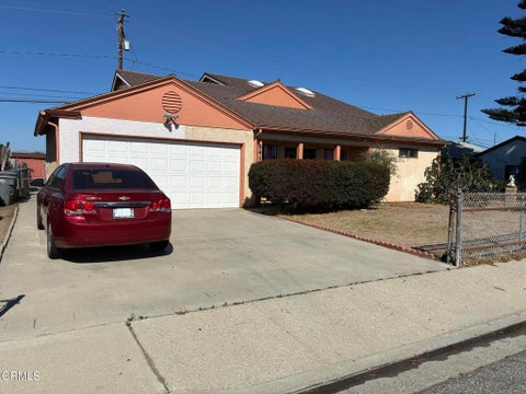 Photo of 541 La Canada Avenue, Oxnard, CA 93033 (MLS # V1-39357)