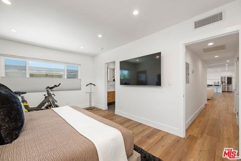 Tiny photo for 949 N Kings Road #302, West Hollywood, CA 90069 (MLS # 26645567)