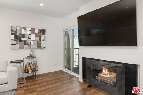 Tiny photo for 949 N Kings Road #302, West Hollywood, CA 90069 (MLS # 26645567)