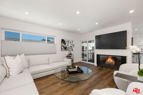 Tiny photo for 949 N Kings Road #302, West Hollywood, CA 90069 (MLS # 26645567)