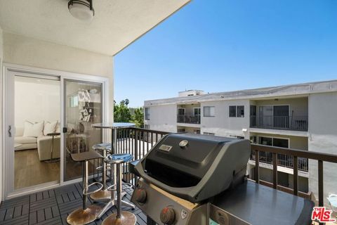 Tiny photo for 949 N Kings Road #302, West Hollywood, CA 90069 (MLS # 26645567)