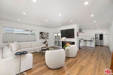 Tiny photo for 949 N Kings Road #302, West Hollywood, CA 90069 (MLS # 26645567)