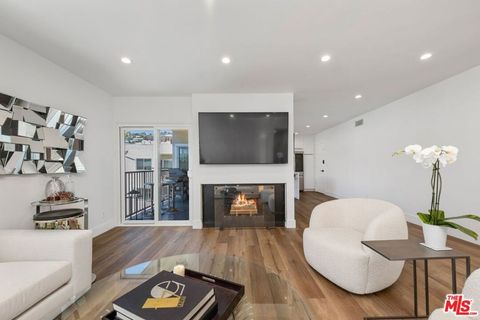 Photo of 949 N Kings Road #302, West Hollywood, CA 90069 (MLS # 26645567)