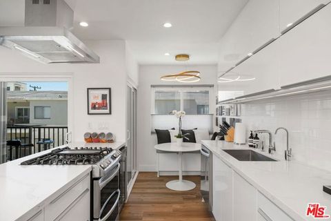 Tiny photo for 949 N Kings Road #302, West Hollywood, CA 90069 (MLS # 26645567)