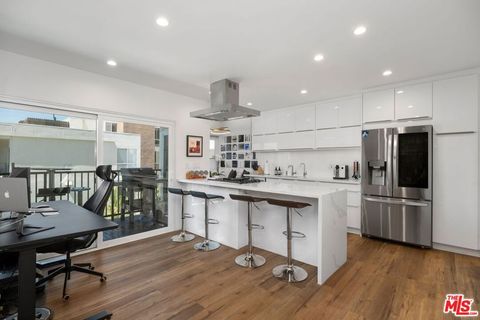 Tiny photo for 949 N Kings Road #302, West Hollywood, CA 90069 (MLS # 26645567)