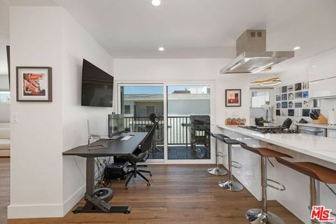 Tiny photo for 949 N Kings Road #302, West Hollywood, CA 90069 (MLS # 26645567)