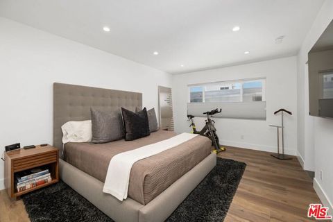 Tiny photo for 949 N Kings Road #302, West Hollywood, CA 90069 (MLS # 26645567)