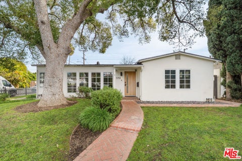 Photo of 5758 Tobias Avenue, Sherman Oaks, CA 91411 (MLS # 26714741)