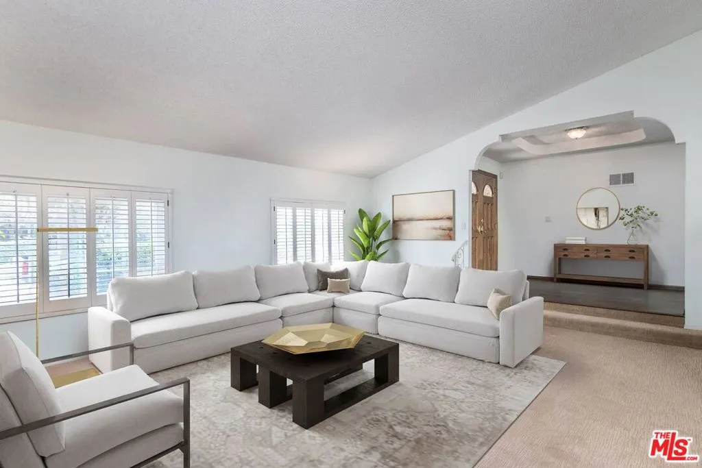 Northridge, California 91324, United States, 5 Bedrooms Bedrooms, ,3 BathroomsBathrooms,Residential,Active,229873