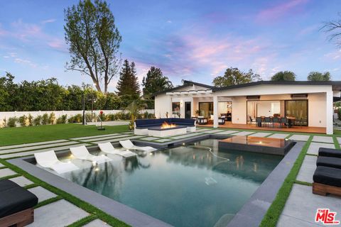 Photo of 23283 Erwin Street, Woodland Hills, CA 91367 (MLS # 26657423)