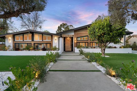 Photo of 23283 Erwin Street, Woodland Hills, CA 91367 (MLS # 26657423)