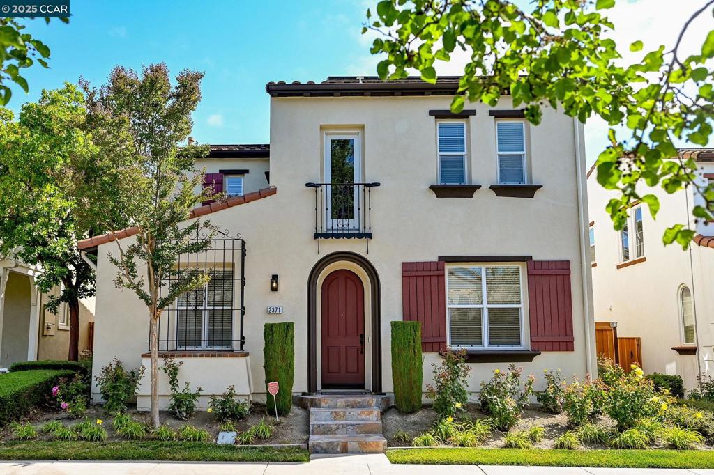 Nicely updated home with a 1st floor bedroom and full bath, fully paid solar (30 LG solar panels × 315 W = 9450 kW) and a 30A car charger. Newly painted interior and exterior, new slate-look tile front walkway. Gourmet kitchen with large island and a new cooktop and exhaust hood. Refrigerator, washer and dryer are included. Spacious loft upstairs offers an additional entertainment area. Luxurious primary suite with an oversized walk-in closet, soaking tub and stall shower. Bright family room features a cozy fireplace and flows into the kitchen and dining nook. One bedroom, full bath and kitchenette above the garage. Patio has new fencing and artificial lawn. 3 car garage. Walk to top-rated SRVUSD schools, trails, parks and shops. Living space above garage included in sq.ft. and room count; buyer to verify square footage.