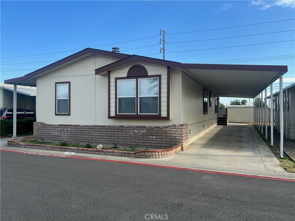 SPACIOUS AND VERY CLEAN MOBILE HOME..NEWER INTERIOR PAINT..NEWER FLOORING..NEWER CARPET...SPACIOUS KITCHEN WITH ISLAND..QUIET COMMUNITY..CLOSE TO MAIN STREETS AND MANY AMENITIES...