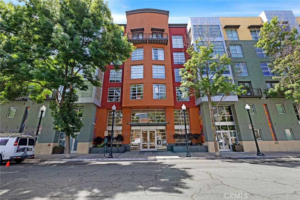 Very Quiet CORNER UNIT FACING ***INTERIOR*** COURTYARD! ONLY 1 BART STOP FROM DOWNTOWN SAN FRANCISCO. Live a modern urban lifestyle in the most sought-after building in the Downtown Area: Market Square! Unit 556 has an open concept living room, plus dining room and kitchen, with one bedroom, one bathroom, in-unit washer and dryer, massive floor-to-ceiling windows that internally face a magnificent bamboo courtyard (So it's Extra Quiet)! Plenty of bright light! Amenities include a view of the Bay Bridge, rooftop deck with BBQ grill, tables and lounge chairs, plus two courtyards! Also included are a sauna, full gym, steam-room, business center with WIFI, 1 Underground Parking space included with EV Charger! The Location is 2nd to none with BART, Freeways (580/880/980/24) minutes away. This home is a "Walker's Paradise," with award winning restaurants, Swan's Market, Jack London Square, Chinatown, Uptown, Lake Merritt, 12th St. BART all within a 5-10 minute walk. Walkscore is 99. And last but not least– Every Friday Farmer's Market is right outside your door on 9th St! A MUST SEE!