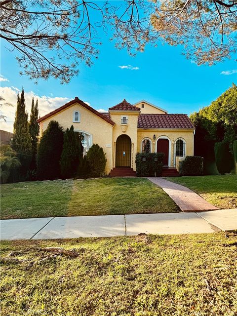 Photo of 1327 S Longwood Avenue #B, Los Angeles, CA 90019 (MLS # DW25191946)