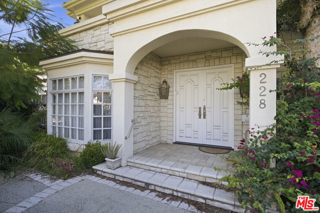 228 S El Camino Drive