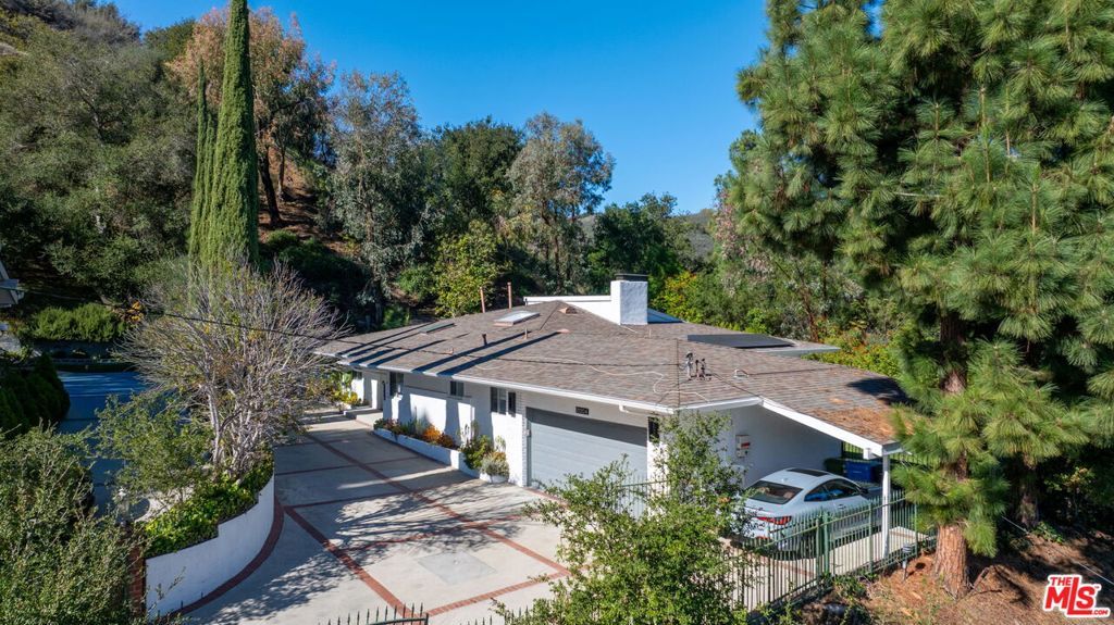 Photo of 12004 Briarvale Lane, Studio City, CA 91604 (MLS # 26655425)