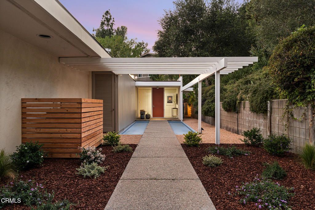 Photo of 5511 Vista Canada Place, La Canada Flintridge, CA 91011 (MLS # P1-26404)