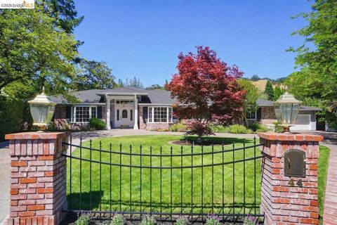 Photo of 44 Squire Ct Ct, Alamo, CA 94507 (MLS # 41135150)