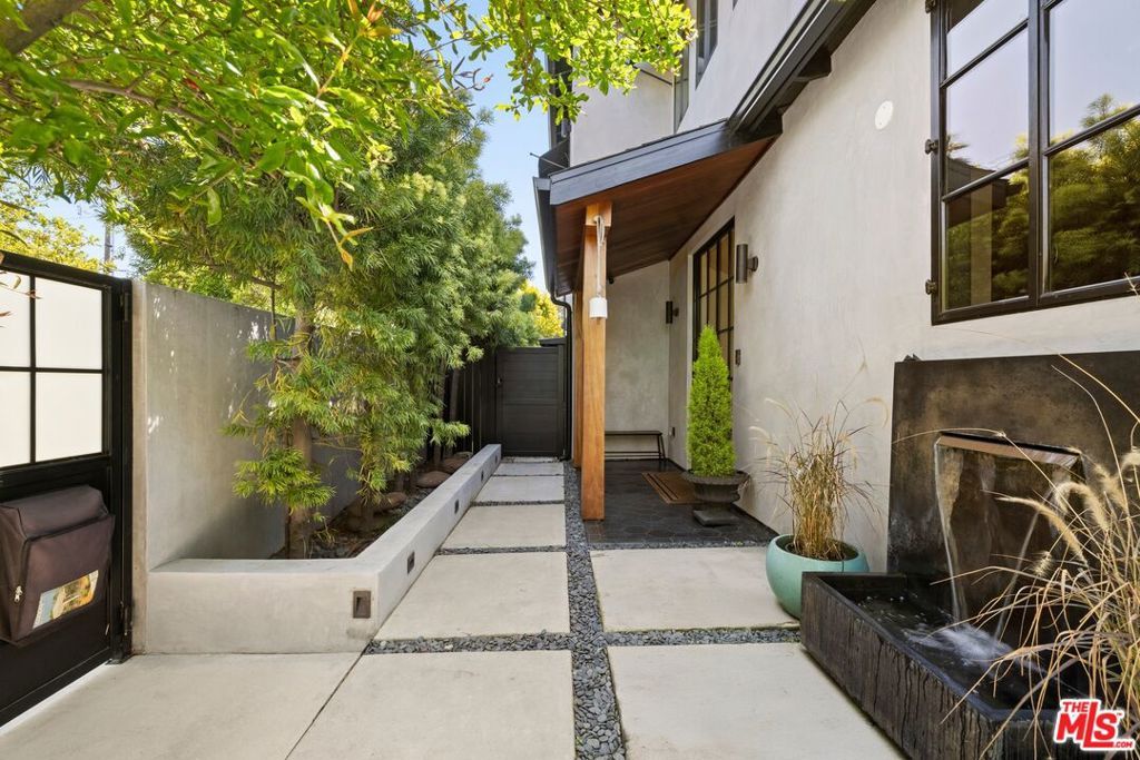 Photo of 2402 11th Street, Santa Monica, CA 90405 (MLS # 26792893)