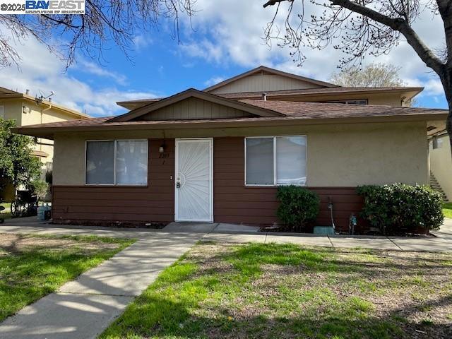 Excellent 2 bedroom 1 bath one story townhouse. newer bathroom, newer carpets and blinds, central air, and. Fridge and stove included. Conveniently close to freeway, schools, and public transportation. HOA includes security guards, pool, water, garbage, and sewer! Laundry onsite for the 4 units in the building.