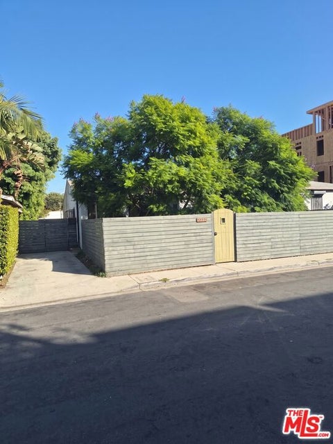 Photo of 2230 S Ridgeley Drive, Los Angeles, CA 90016 (MLS # 26992563)