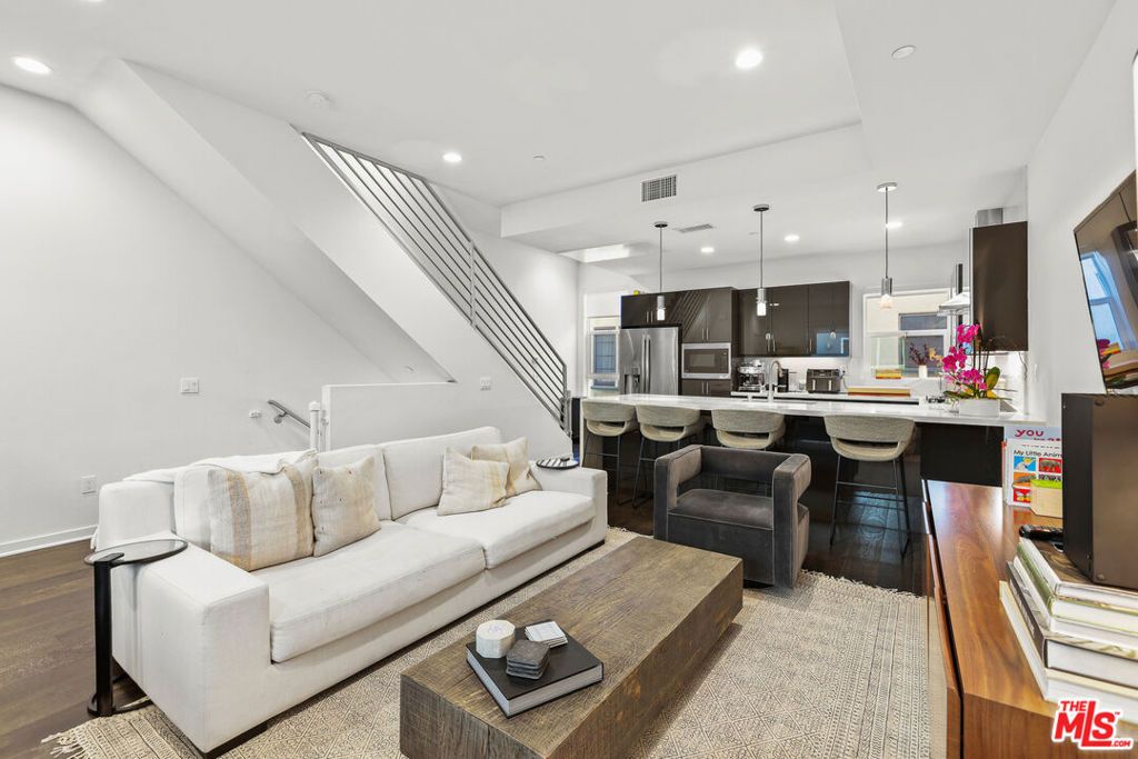 Photo of 8408 Blackburn Avenue, Los Angeles, CA 90048 (MLS # 26661667)