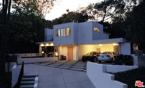 Photo of 2690 Zorada Drive, Los Angeles, CA 90046 (MLS # 26838597)