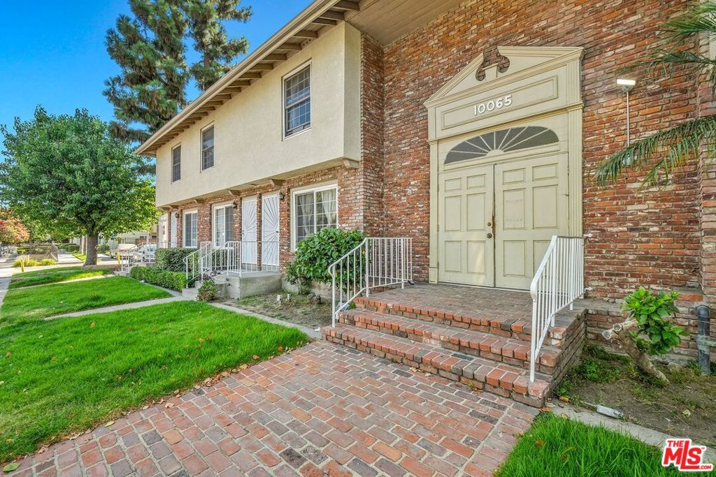 10065 De Soto Avenue 303