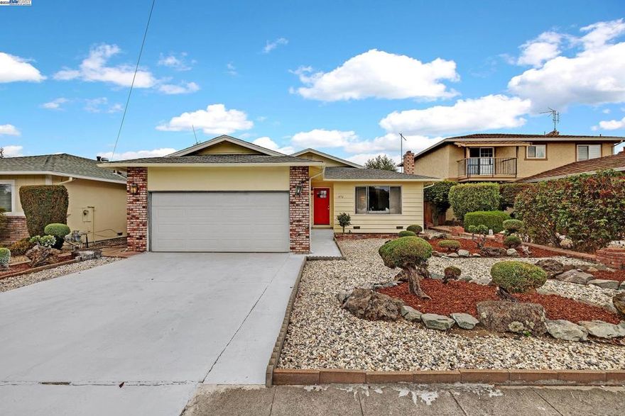 Great single level home in a large lot, 4 bedrooms two baths, two car garage, freshly painted, new laminate floors, new carpets in all bedrooms, new appliances, new front door. Great location within minutes to I-880 & I-580. 10 minutes to BART. Only 35 minutes to downtown San Francisco.  OPEN HOUSE SUNDAY OCTOBER 5 FROM 1 TO 4 PM