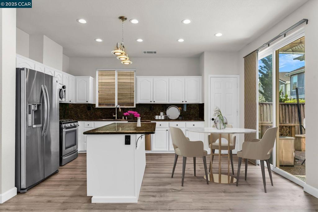 CA CREEKSIDE - Residential